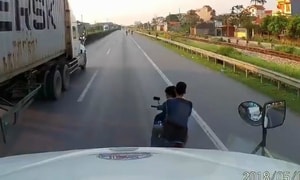 Hai nam thanh niên đầu trần, chạy xe máy thách thức tài xế ôtô