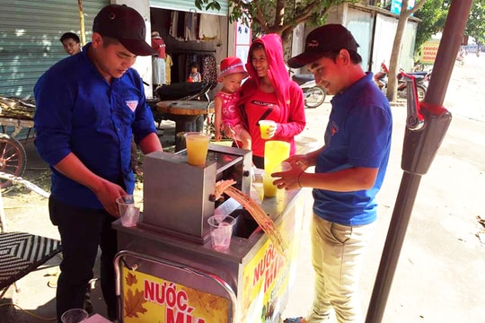 Thanh niên xã biên giới rửa xe, bán nước mía gây quỹ giúp người nghèo