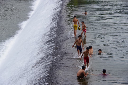 Trẻ em đùa giỡn với “tử thần” ở đập Phà Lài