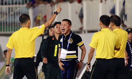 HLV Hà Nội chịu án cấm chỉ đạo 4 trận, sân Pleiku bị phạt tiền