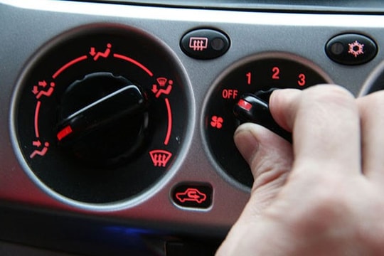 Tắt điều hòa ô tô trước khi nổ máy, có cần thiết?