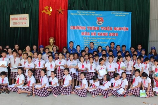 Viện Hàn lâm khoa học xã hội Việt Nam trao quà cho học sinh huyện Anh Sơn