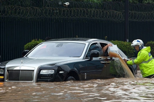 Kinh nghiệm tránh mua phải ô tô “dính thủy kích"