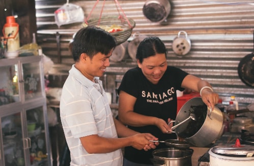 Người chồng Sài Gòn 7 năm hoãn sinh con để nuôi 3 cháu vợ dị tật