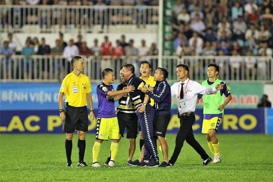 Tiết lộ gây “sốc” về mức lương của trọng tài V.League
