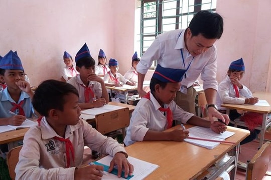  Cải cách chế độ tiền lương để giáo viên yên tâm giảng dạy 