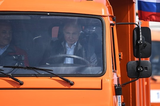 Ông Putin cầm vô lăng dẫn đầu đoàn xe vượt cầu Crimea