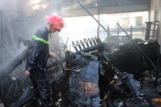  Ba cửa hàng gần chợ Quán Lau bị lửa thiêu rụi