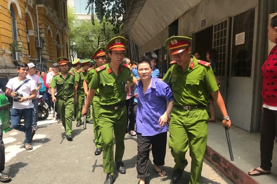 Níu kéo bất thành, đâm chém gia đình người tình rồi đi cướp xe