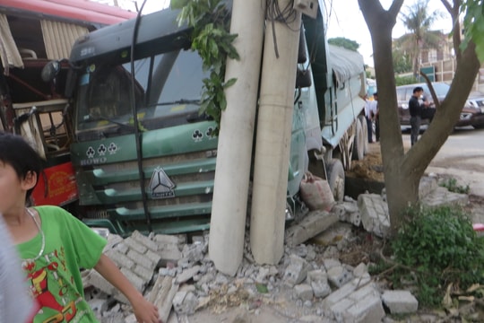 Va chạm giữa xe ca và xe ben làm gãy 3 cột điện, tài xế nguy kịch