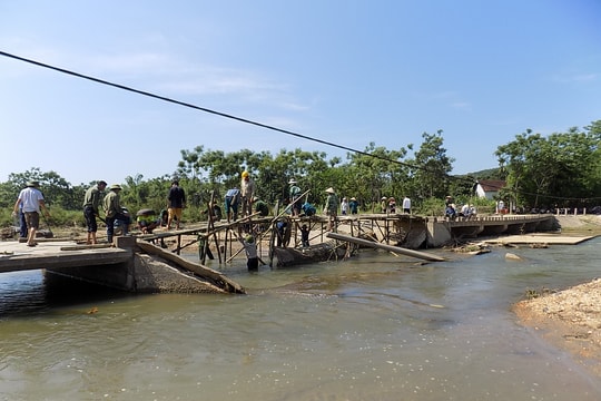 Nơi người dân 6 tháng, 4 lần góp tre làm cầu tạm qua sông