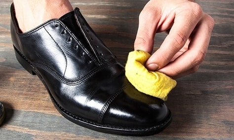 Mẹo làm mới giầy, túi da trong vài phút