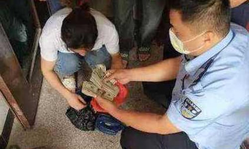 Nhà bị cháy, ông chồng không dám chạy vì sợ lộ bí mật.