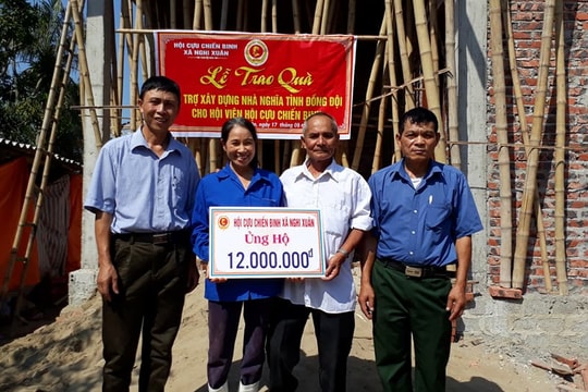 Trao tiền xây nhà Nghĩa tình đồng đội ở Nghi Lộc