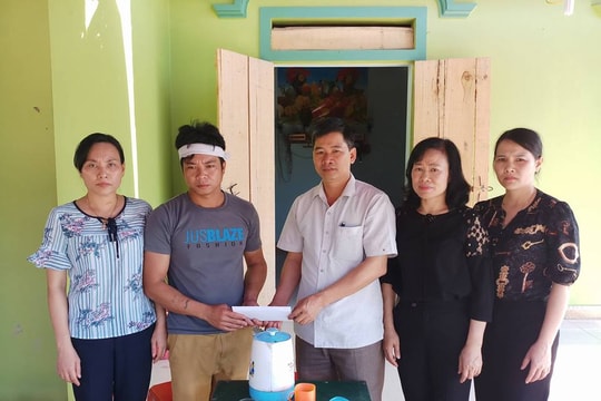 Trao quà cho gia đình nạn nhân bị sét đánh tử vong ở Tân Kỳ