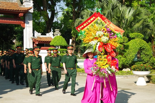 Bộ CHQS Nghệ An dâng hoa tại Khu di tích Kim Liên