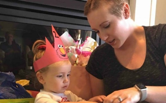 Người mẹ từ chối xạ trị ung thư để cứu song thai