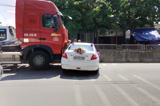 Thót tim khi xe hoa chèn trước đầu container