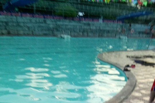 Nghi bị nhiễm điện ở bể bơi, người phụ nữ được sơ cứu kịp thời