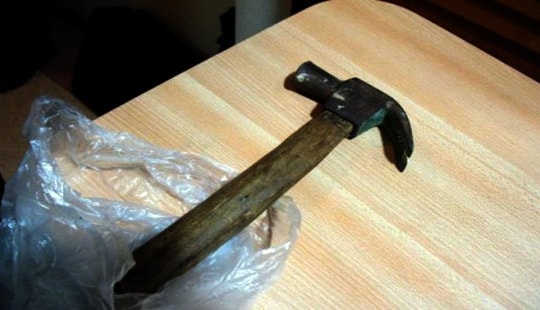 Gã đàn ông lĩnh án vì đánh chủ quán cà phê kích dục, cướp vàng