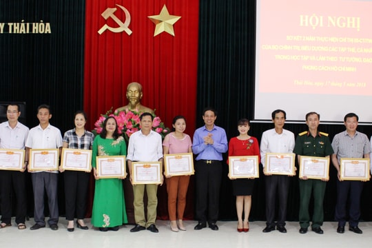 Thái Hòa biểu dương 12 tập thể, 17 cá nhân điển hình trong thực hiện Chỉ thị 05