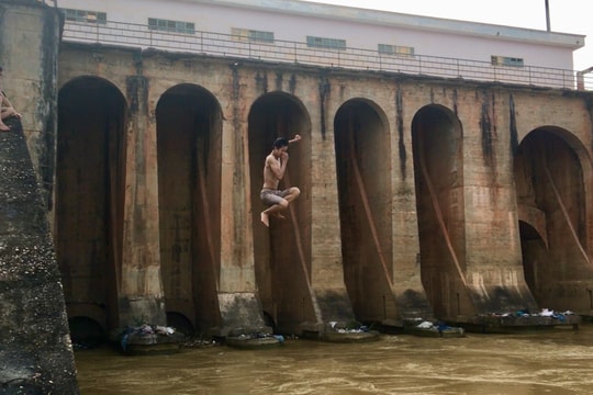 Nhảy cầu Mụ Bà - cận kề “thần chết“