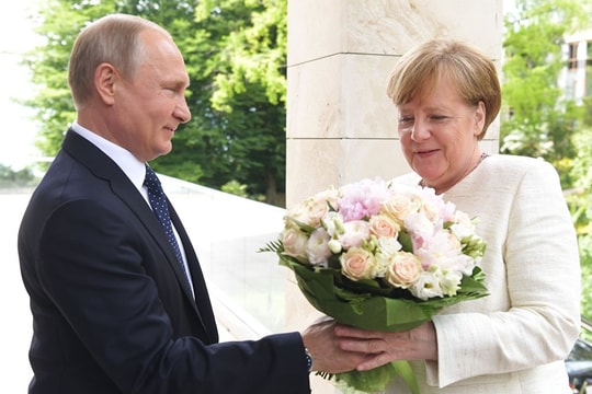 Tổng thống Putin tặng hoa cho bà Merkel