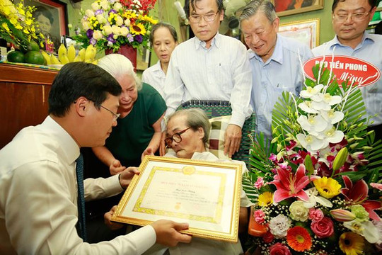 Trao tặng huy hiệu 70 năm tuổi Đảng cho nhà văn, nhà báo Sơn Tùng