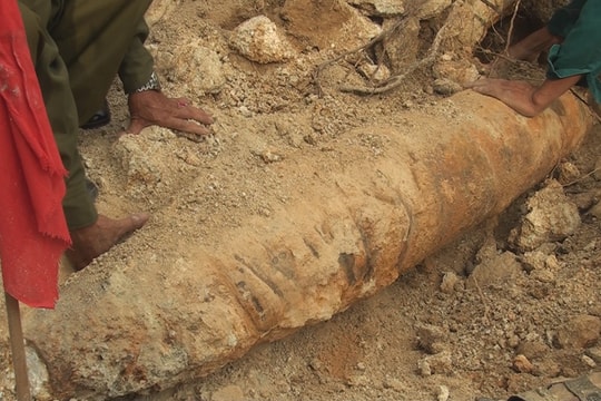 Phát hiện quả bom nặng 270 kg trong nhà dân