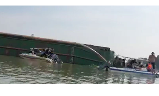 Sà lan lật úp khi cập bờ, 3 người mất tích