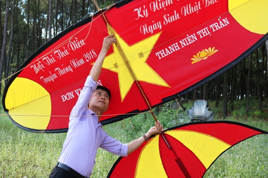 Nhiều con diều khủng trong hội thi thả diều tại Nam Đàn