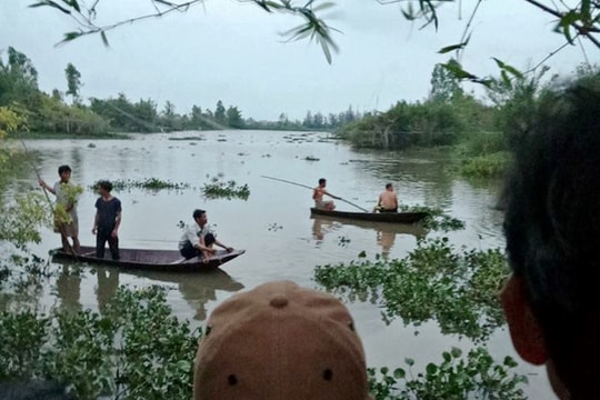 Theo bạn đi tắm sông, bé trai tử vong vì đuối nước