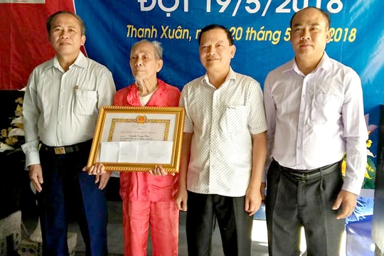 Thanh Chương: Trao Huy hiệu 70 năm tuổi Đảng cho 24 đảng viên