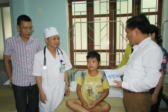 Xót xa hoàn cảnh “gà trống” nuôi con bạo bệnh