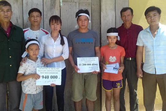 Trao hơn 18 triệu đồng cho gia đình có nạn nhân bị sét đánh tử vong