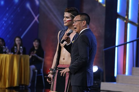 MC Lại Văn Sâm bất ngờ khoe giọng trước hơn 200 cô gái