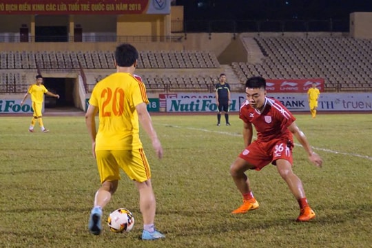 Hồ Hoài Anh cùng các nghệ sĩ Hà Nội đá bóng gây quỹ vì trẻ em Nghệ An 