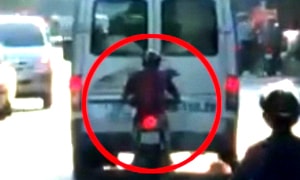 Chạy xe máy sát đuôi ôtô để tránh nắng, thanh niên bị 'ném đá'