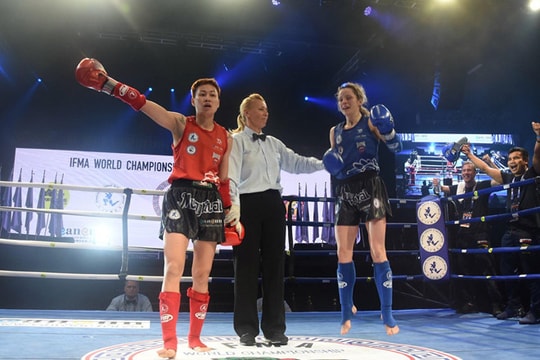 Võ sĩ Việt Nam giơ tay ăn mừng hụt HCV thế giới