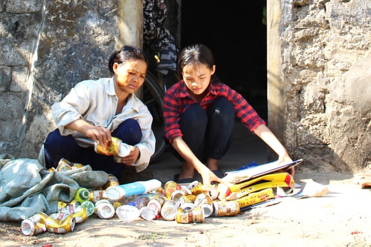 Cô học trò mồ côi buôn đồng nát nuôi ước mơ đến trường