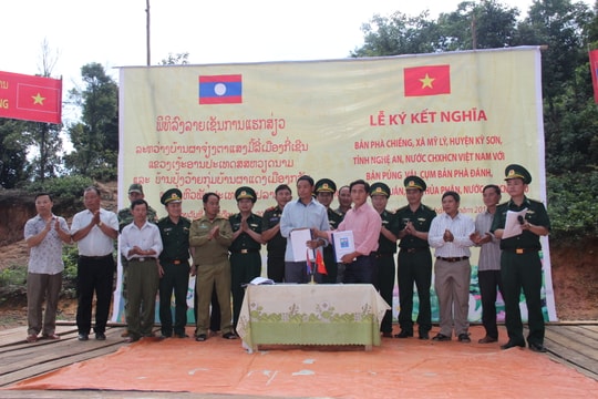 Cặp bản thứ 19 ở biên giới Việt Nam - Lào tổ chức ký kết nghĩa