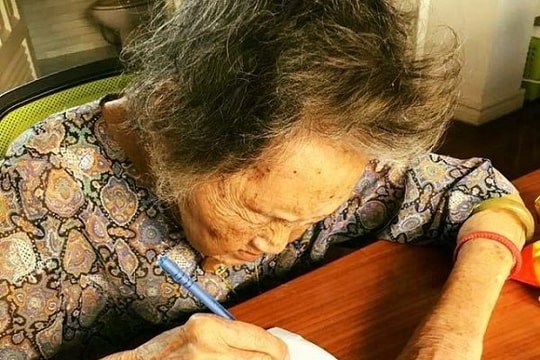 Cụ bà Hà Nội vẽ 1.000 trái tim trên giấy A4 tặng chồng quá cố