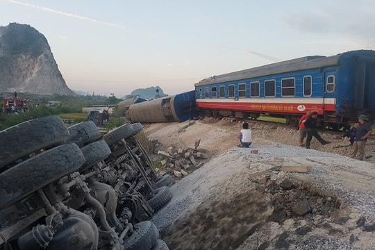 Tàu hỏa va chạm ô tô, 8 toa bị lật, hơn 10 người thương vong