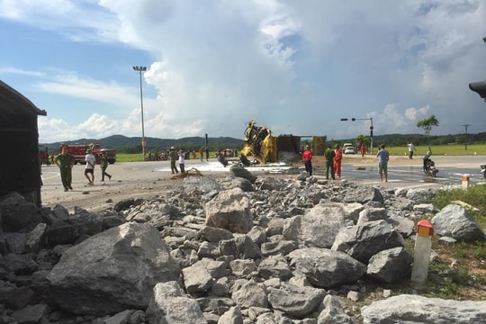 Xe tải đâm nhau kinh hoàng ở ngã tư giữa Quốc lộ 7 với đường N5