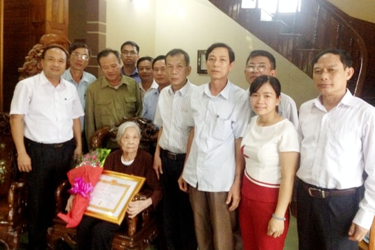 Các địa phương trao Huy hiệu Đảng cho đảng viên cao tuổi