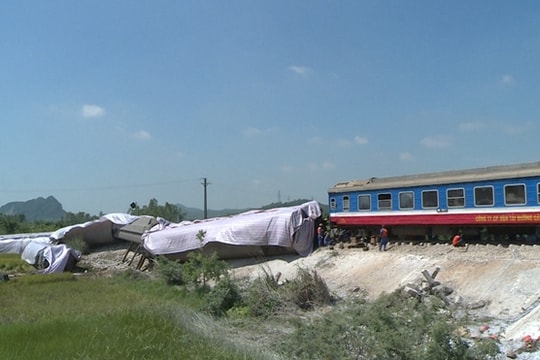 Khởi tố 2 nhân viên gác chắn vụ tai nạn lật tàu hỏa