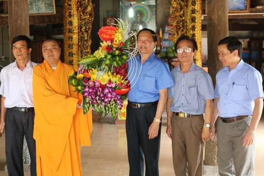 Thăm, tặng quà nhân dịp Đại lễ Phật đản 2018