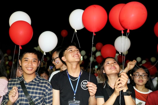 Những khoảnh khắc xúc động của học sinh 'xứ Nhút' trong lễ tri ân, trưởng thành