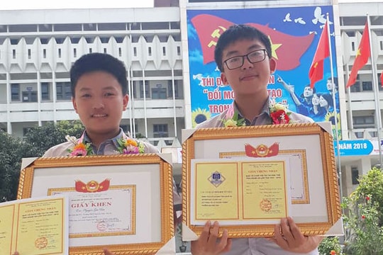 Hai nam sinh lớp 9 trường làng đam mê sáng tạo phần mềm tin học 