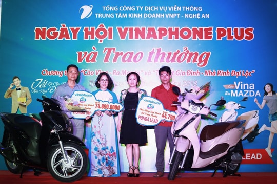 VNPT  - Nghệ An trao xe máy, điện thoại cho khách hàng trúng thưởng